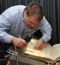 Хранитель Джон Мамфорд (John Mumford ) за работой над Синайским кодексом в Британской библиотеке